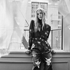 New Club Monaco 100% silk semi-sheer tie front lily moody floral boxy blouse top